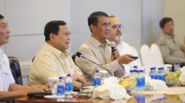 Presiden Prabowo turun dari kendaraan dan disambut langsung oleh Menteri Pertanian (Mentan) Andi Amran Sulaiman. (Dok. Kementerian Pertanian)
