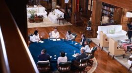 Presiden Prabowo mengundang 7 jurnalis kawakan untuk berbincang on the record di perpustakaan pribadinya. Instagram.com @Prabowo)

