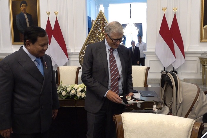 Momen Bill Gates Beri Hadiah untuk Bobby Kertanegara. (Dok. Tim Media Prabowo)